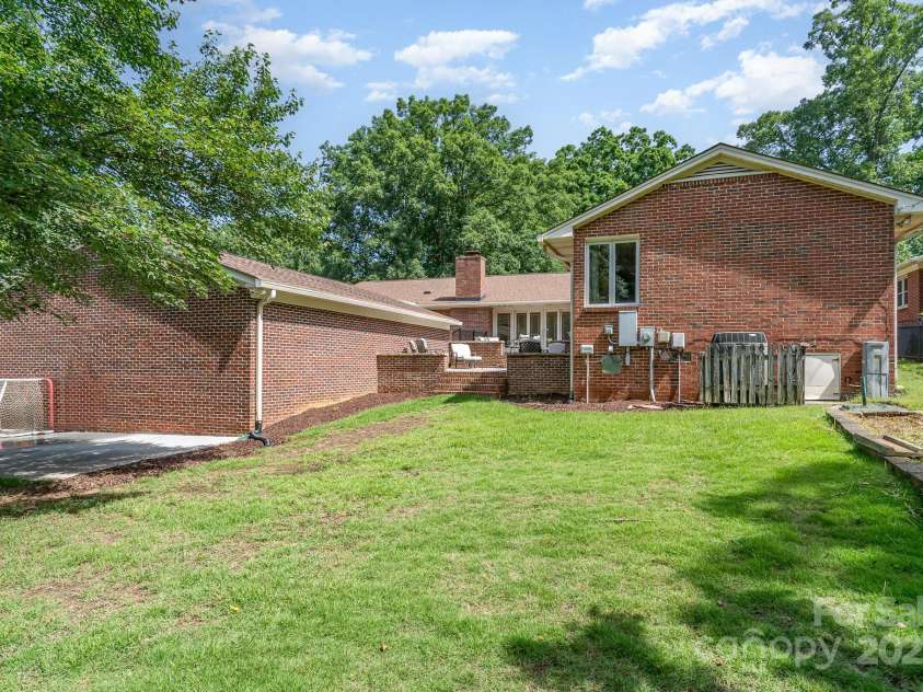 5424 Doncaster Drive, Charlotte, NC 28211.  MLS# CAR4268069, YatesRealty ID 21083. Back of house
