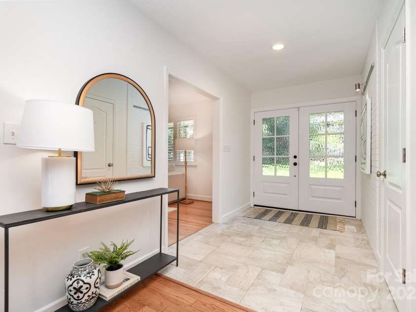 5424 Doncaster Drive, Charlotte, NC 28211.  MLS# CAR4268069, YatesRealty ID 21083. Entry