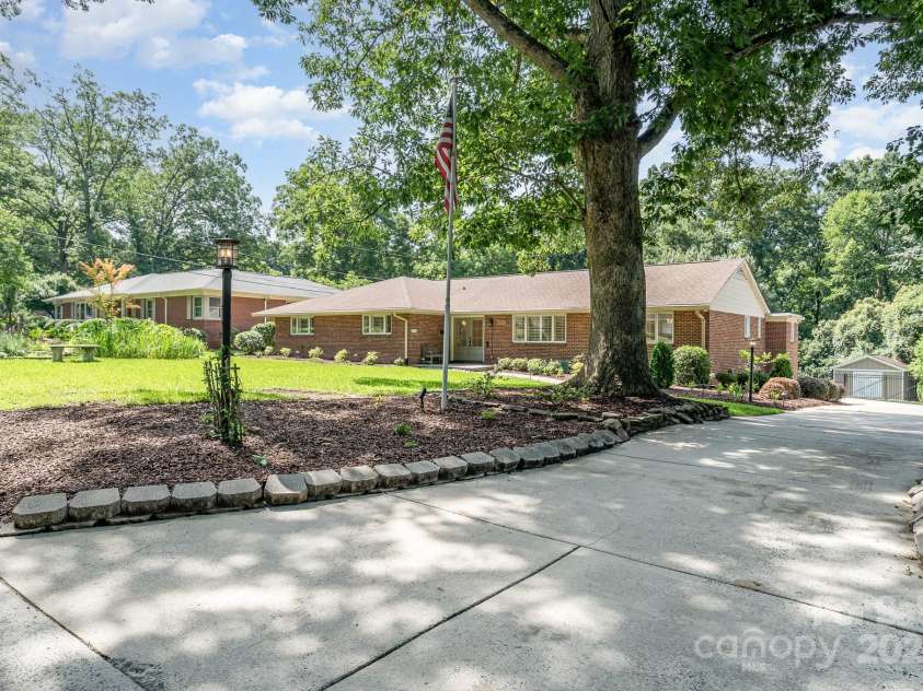 5424 Doncaster Drive, Charlotte, NC 28211.  MLS# CAR4268069, YatesRealty ID 21083. Front drive