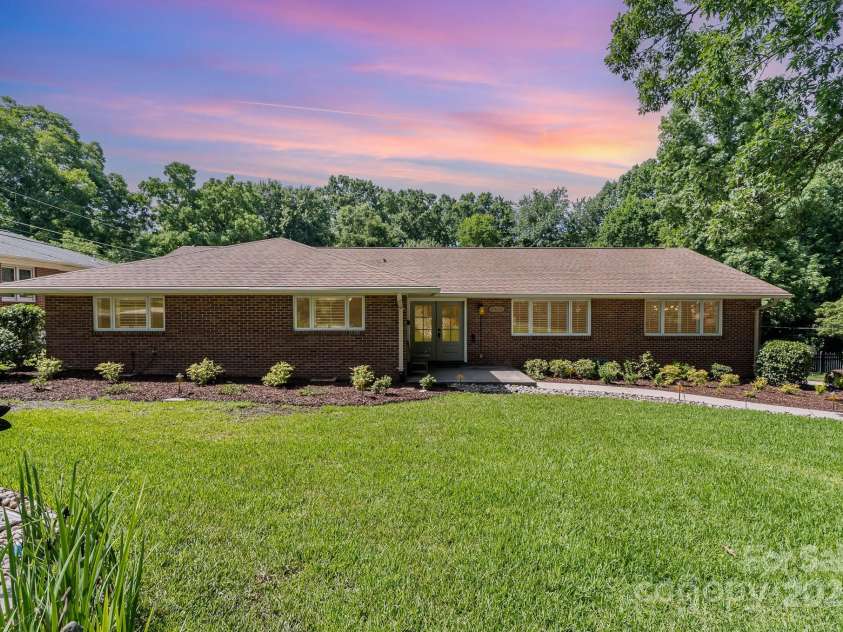 5424 Doncaster Drive, Charlotte, NC 28211.  MLS# CAR4268069, YatesRealty ID 21083. Good night