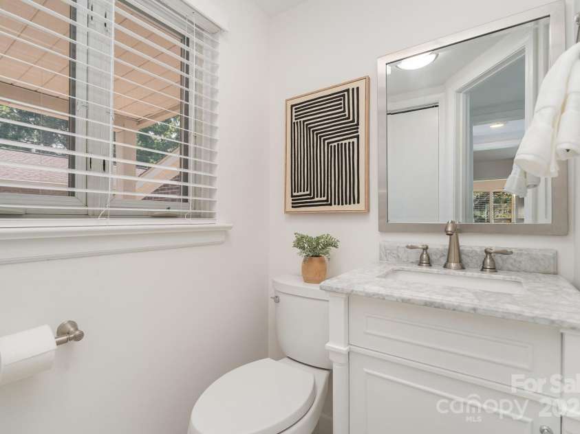 5424 Doncaster Drive, Charlotte, NC 28211.  MLS# CAR4268069, YatesRealty ID 21083. Half bath