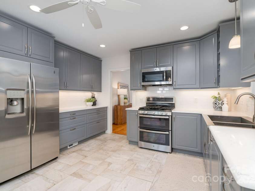 5424 Doncaster Drive, Charlotte, NC 28211.  MLS# CAR4268069, YatesRealty ID 21083. Kitchen