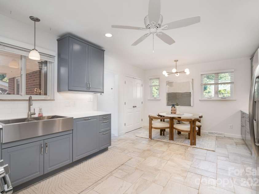 5424 Doncaster Drive, Charlotte, NC 28211.  MLS# CAR4268069, YatesRealty ID 21083. Kitchen