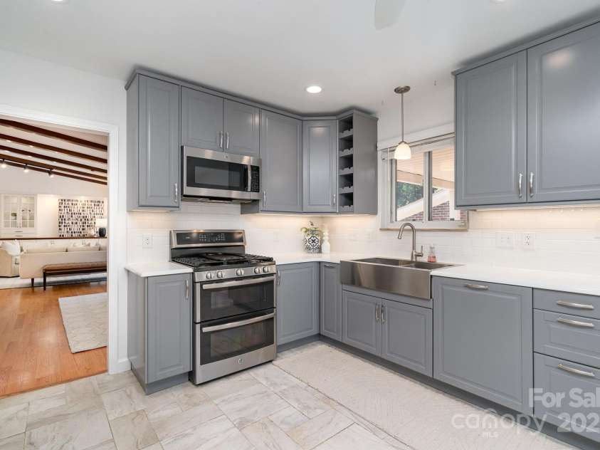5424 Doncaster Drive, Charlotte, NC 28211.  MLS# CAR4268069, YatesRealty ID 21083. Kitchen