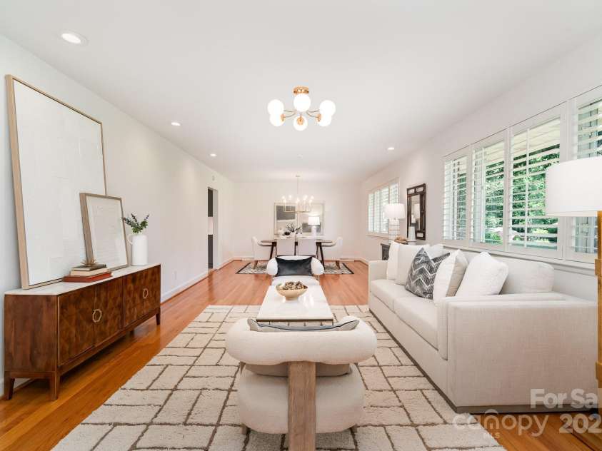 5424 Doncaster Drive, Charlotte, NC 28211.  MLS# CAR4268069, YatesRealty ID 21083. Living Room