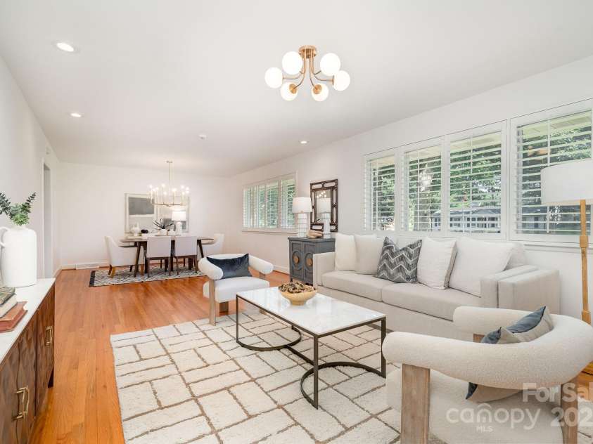 5424 Doncaster Drive, Charlotte, NC 28211.  MLS# CAR4268069, YatesRealty ID 21083. LIving Room
