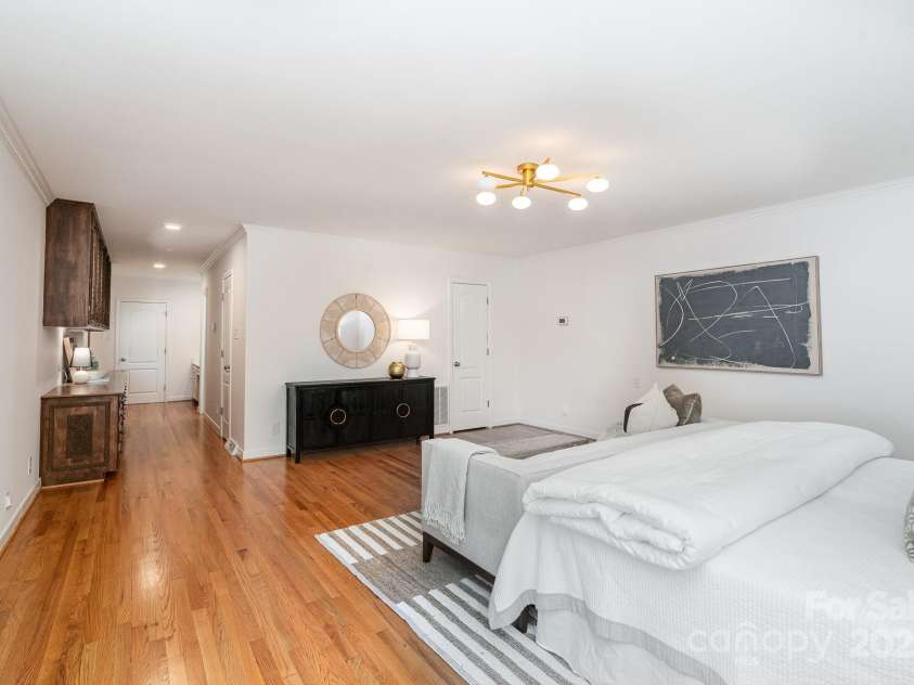 5424 Doncaster Drive, Charlotte, NC 28211.  MLS# CAR4268069, YatesRealty ID 21083. Primary Bedroom