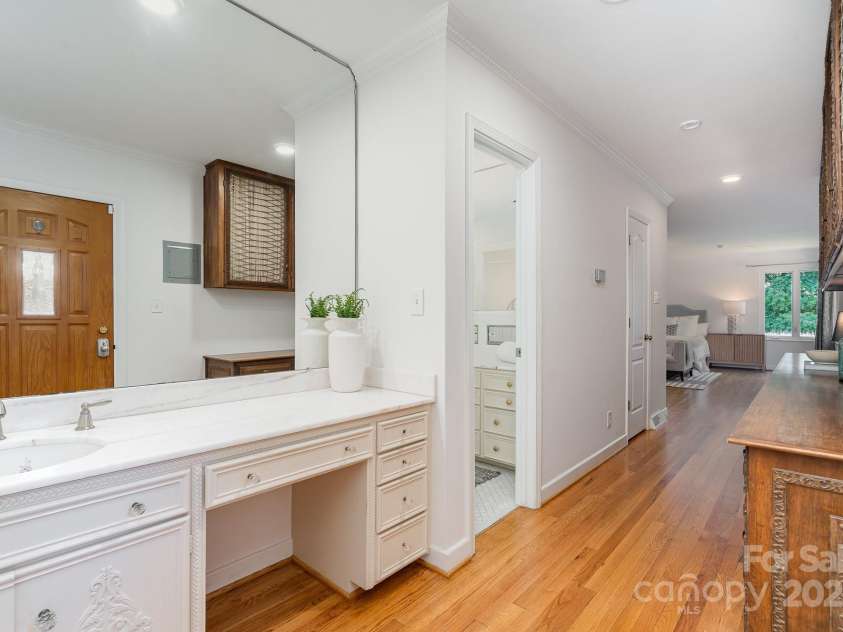 5424 Doncaster Drive, Charlotte, NC 28211.  MLS# CAR4268069, YatesRealty ID 21083. Primary Hall