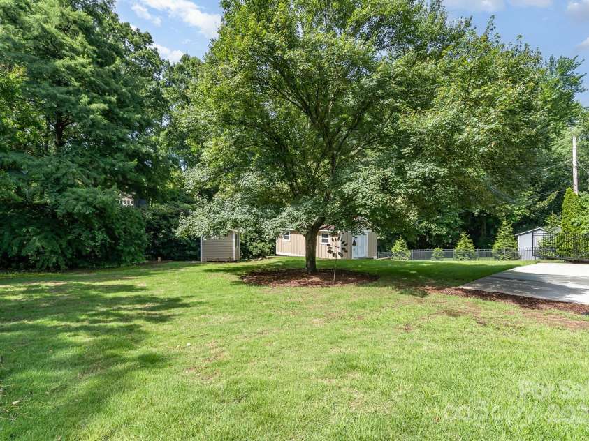 5424 Doncaster Drive, Charlotte, NC 28211.  MLS# CAR4268069, YatesRealty ID 21083. Shed & yard