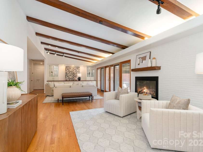 5424 Doncaster Drive, Charlotte, NC 28211.  MLS# CAR4268069, YatesRealty ID 21083. Sitting room