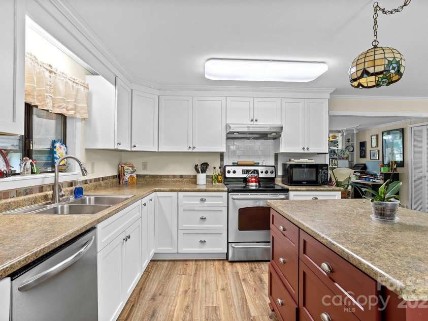 603 Orchard Road, Flat Rock, NC 28731.  MLS# CAR4266247, YatesRealty ID 21084. 