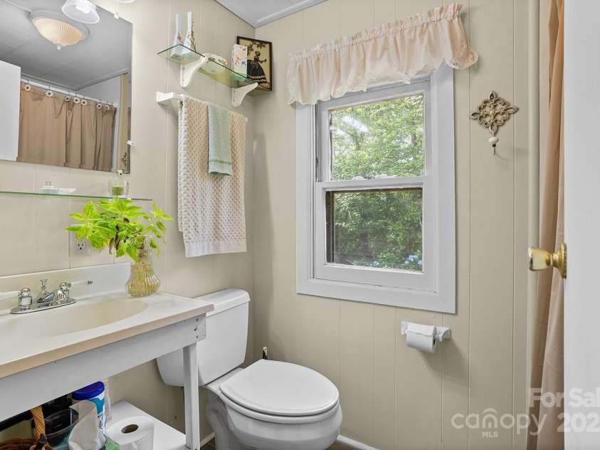 603 Orchard Road, Flat Rock, NC 28731.  MLS# CAR4266247, YatesRealty ID 21084. 