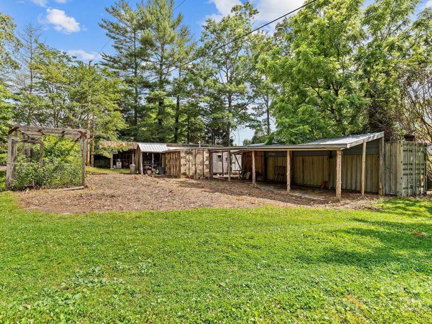 603 Orchard Road, Flat Rock, NC 28731.  MLS# CAR4266247, YatesRealty ID 21084. 