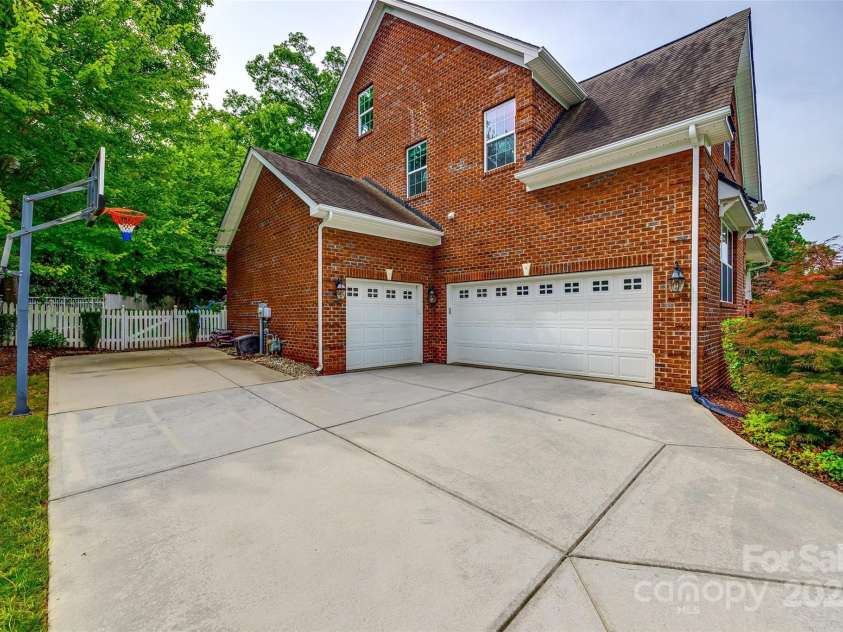4711 Pearmain Drive, Waxhaw, NC 28173.  MLS# CAR4246425, YatesRealty ID 21087. 3 car garage