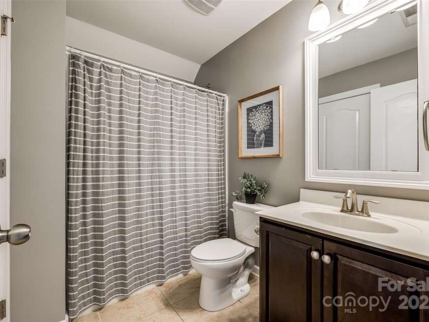 4711 Pearmain Drive, Waxhaw, NC 28173.  MLS# CAR4246425, YatesRealty ID 21087. 3rd floor full bathroom #4