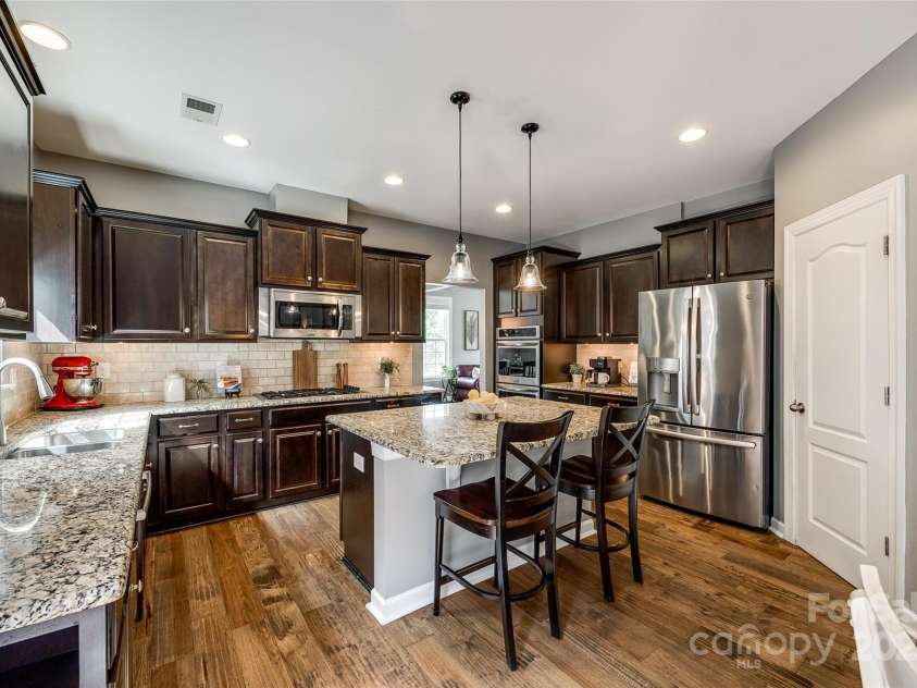 4711 Pearmain Drive, Waxhaw, NC 28173.  MLS# CAR4246425, YatesRealty ID 21087. Chef's kitchen
