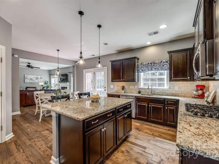 4711 Pearmain Drive, Waxhaw, NC 28173.  MLS# CAR4246425, YatesRealty ID 21087. Chef's kitchen