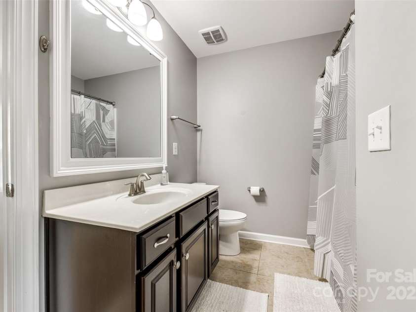 4711 Pearmain Drive, Waxhaw, NC 28173.  MLS# CAR4246425, YatesRealty ID 21087. Jack and Jill Bathroom #2
