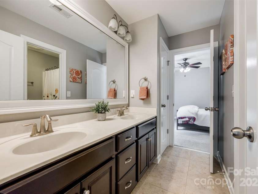 4711 Pearmain Drive, Waxhaw, NC 28173.  MLS# CAR4246425, YatesRealty ID 21087. Jack and Jill Bathroom #3