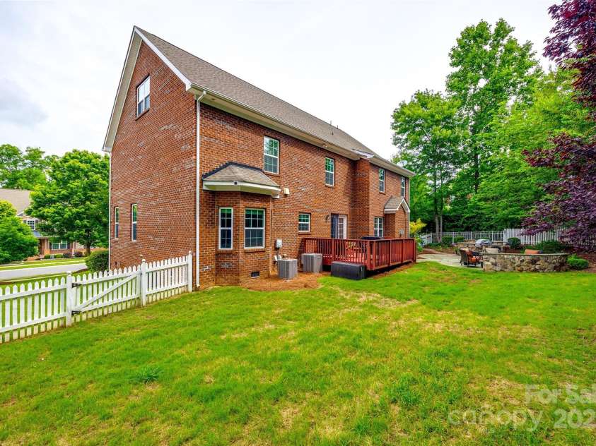 4711 Pearmain Drive, Waxhaw, NC 28173.  MLS# CAR4246425, YatesRealty ID 21087. Large fenced yard