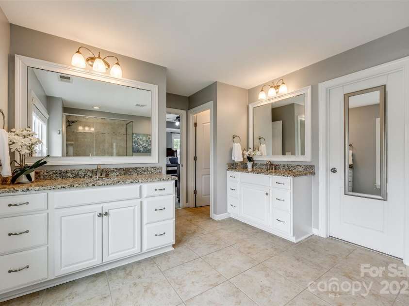 4711 Pearmain Drive, Waxhaw, NC 28173.  MLS# CAR4246425, YatesRealty ID 21087. Primary bathroom