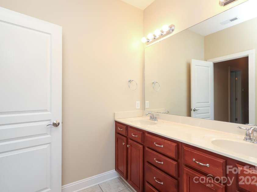 458 Leaf Arbor Court, Clover, SC 29710.  MLS# CAR4271720, YatesRealty ID 21088. Hall Bath Upper