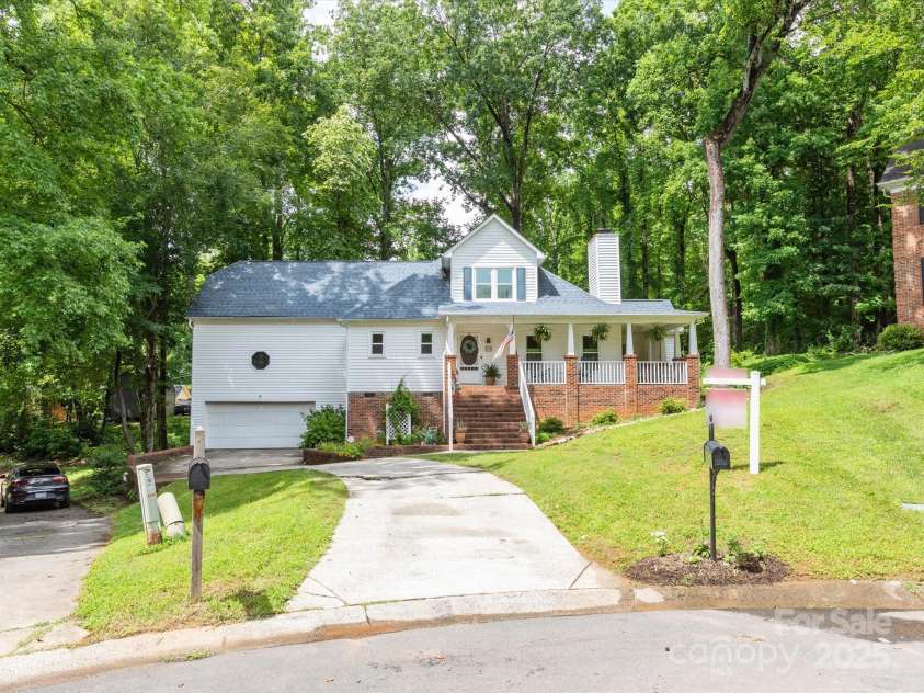 6934 Loretta Place, Charlotte, NC 28215.  MLS# CAR4270665, YatesRealty ID 21089. 