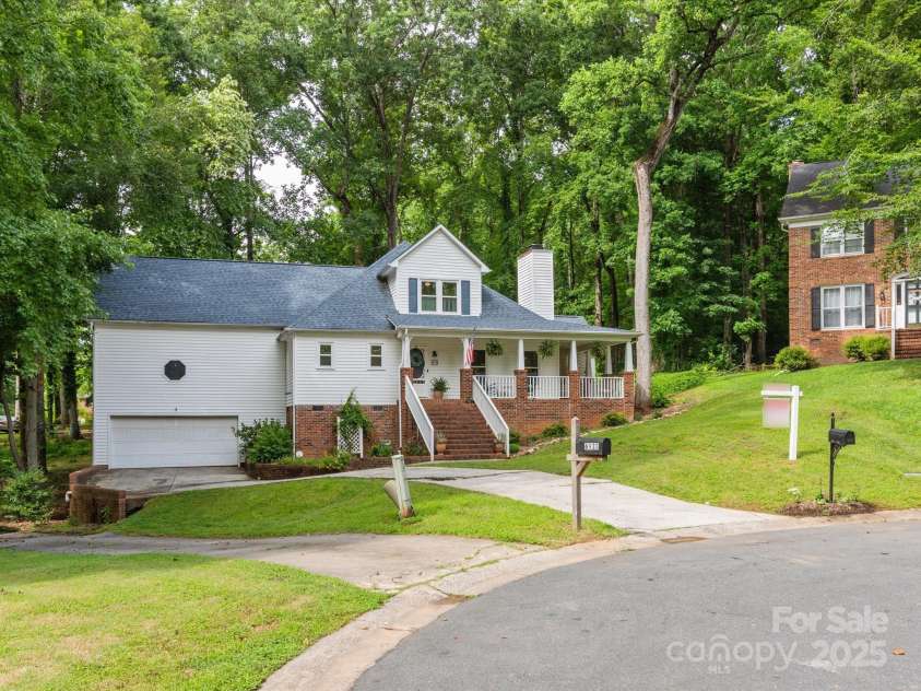 6934 Loretta Place, Charlotte, NC 28215.  MLS# CAR4270665, YatesRealty ID 21089. 