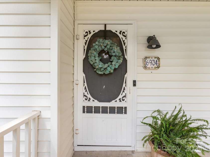 6934 Loretta Place, Charlotte, NC 28215.  MLS# CAR4270665, YatesRealty ID 21089. 