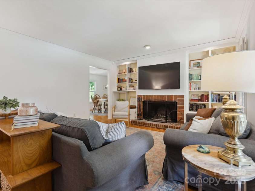 6934 Loretta Place, Charlotte, NC 28215.  MLS# CAR4270665, YatesRealty ID 21089. 