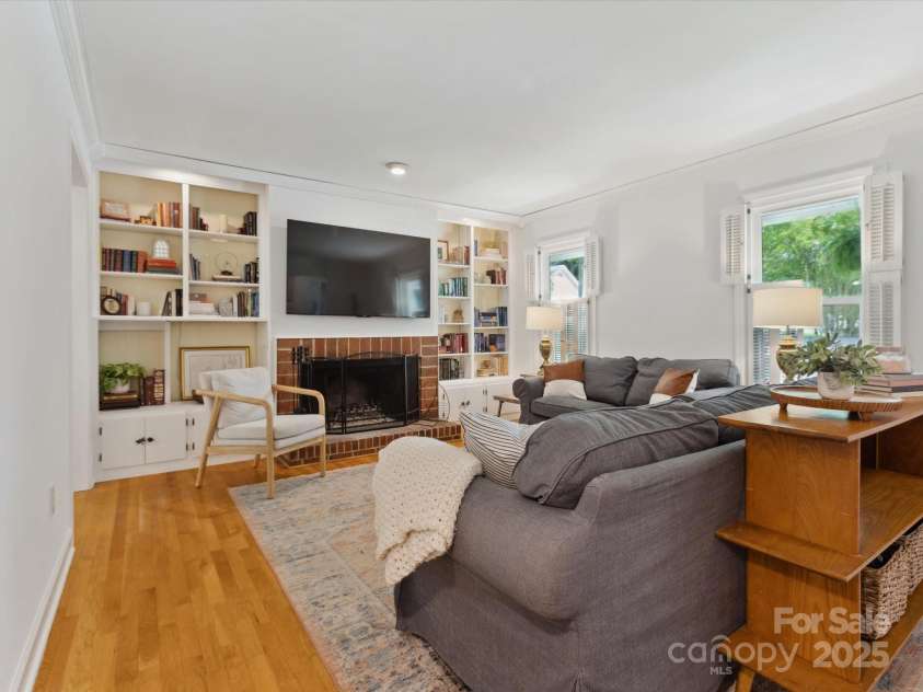 6934 Loretta Place, Charlotte, NC 28215.  MLS# CAR4270665, YatesRealty ID 21089. 