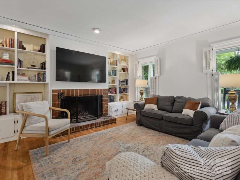 6934 Loretta Place, Charlotte, NC 28215.  MLS# CAR4270665, YatesRealty ID 21089. 