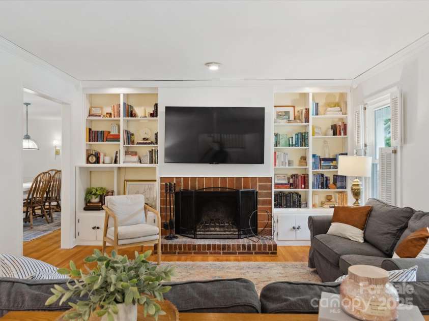 6934 Loretta Place, Charlotte, NC 28215.  MLS# CAR4270665, YatesRealty ID 21089. 