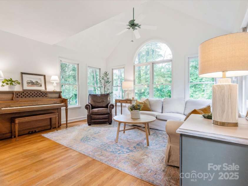 6934 Loretta Place, Charlotte, NC 28215.  MLS# CAR4270665, YatesRealty ID 21089. 
