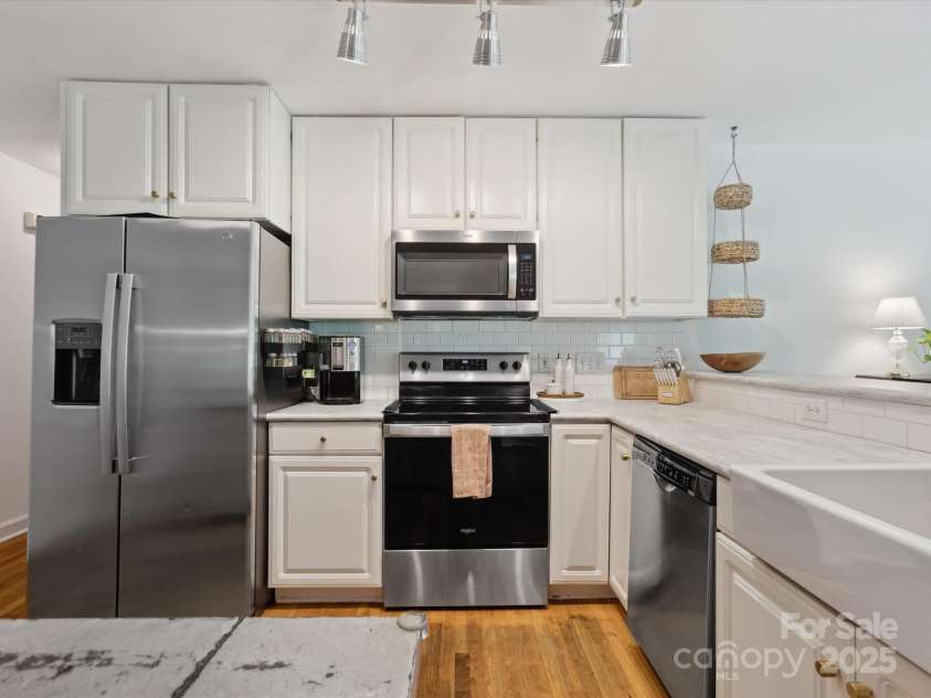 6934 Loretta Place, Charlotte, NC 28215.  MLS# CAR4270665, YatesRealty ID 21089. 