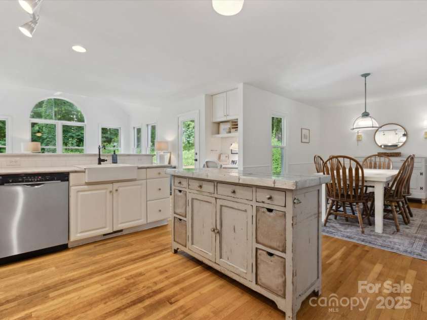6934 Loretta Place, Charlotte, NC 28215.  MLS# CAR4270665, YatesRealty ID 21089. 