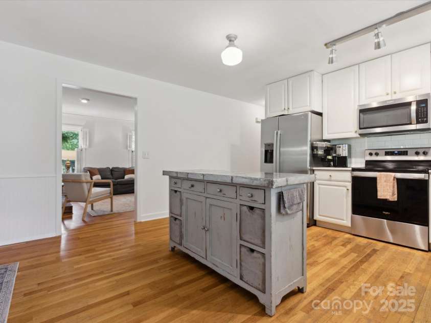 6934 Loretta Place, Charlotte, NC 28215.  MLS# CAR4270665, YatesRealty ID 21089. 