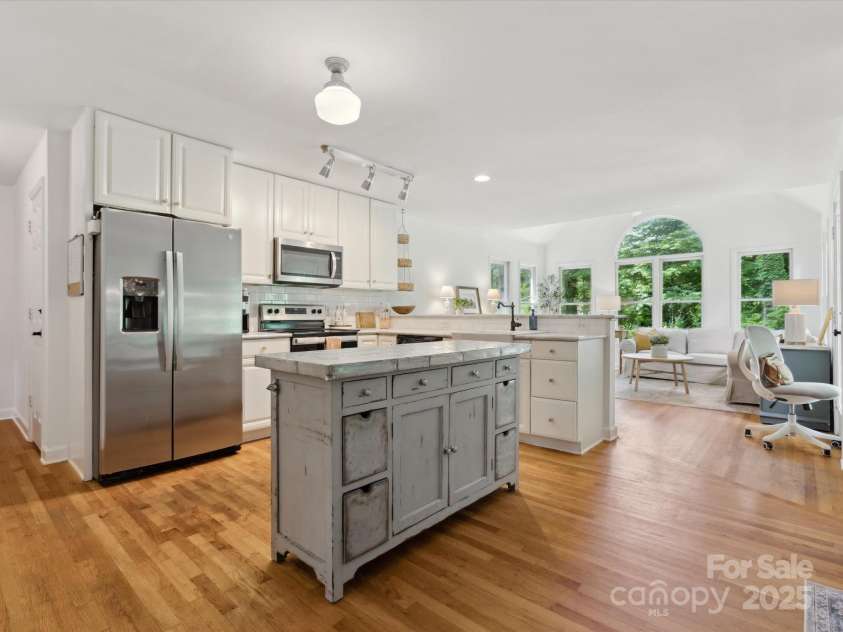 6934 Loretta Place, Charlotte, NC 28215.  MLS# CAR4270665, YatesRealty ID 21089. 