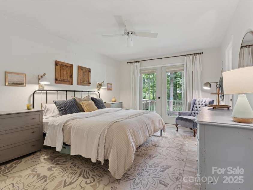 6934 Loretta Place, Charlotte, NC 28215.  MLS# CAR4270665, YatesRealty ID 21089. 