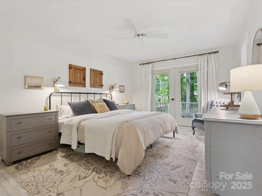 6934 Loretta Place, Charlotte, NC 28215.  MLS# CAR4270665, YatesRealty ID 21089. 