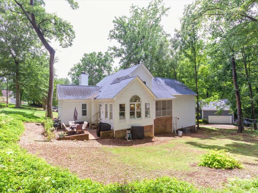 6934 Loretta Place, Charlotte, NC 28215.  MLS# CAR4270665, YatesRealty ID 21089. 