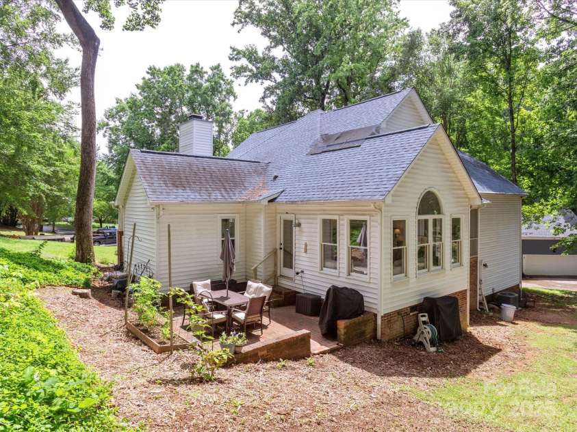 6934 Loretta Place, Charlotte, NC 28215.  MLS# CAR4270665, YatesRealty ID 21089. 