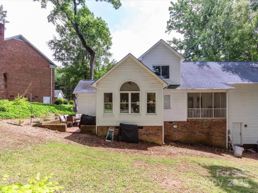 6934 Loretta Place, Charlotte, NC 28215.  MLS# CAR4270665, YatesRealty ID 21089. 