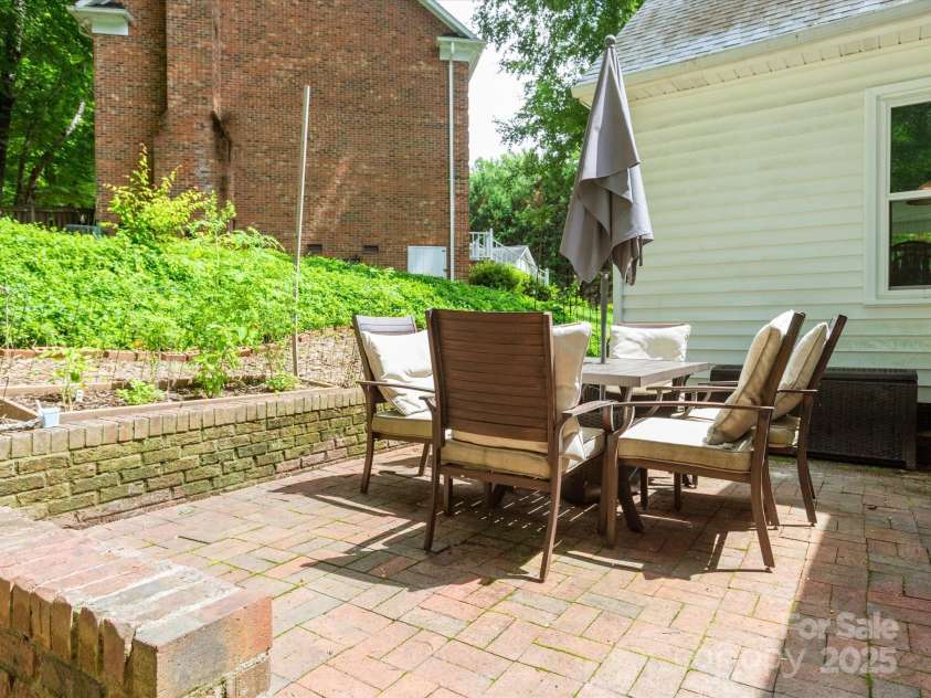 6934 Loretta Place, Charlotte, NC 28215.  MLS# CAR4270665, YatesRealty ID 21089. 