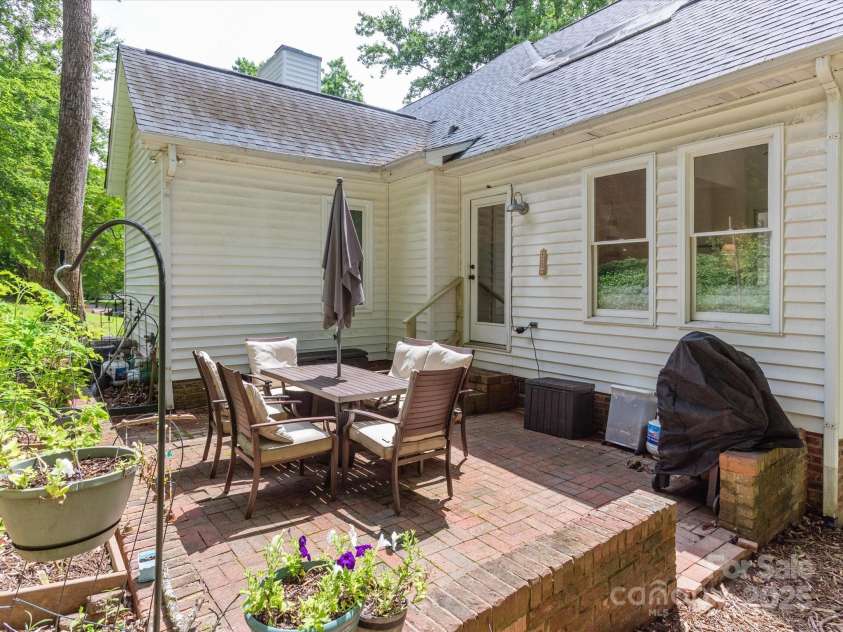 6934 Loretta Place, Charlotte, NC 28215.  MLS# CAR4270665, YatesRealty ID 21089. 