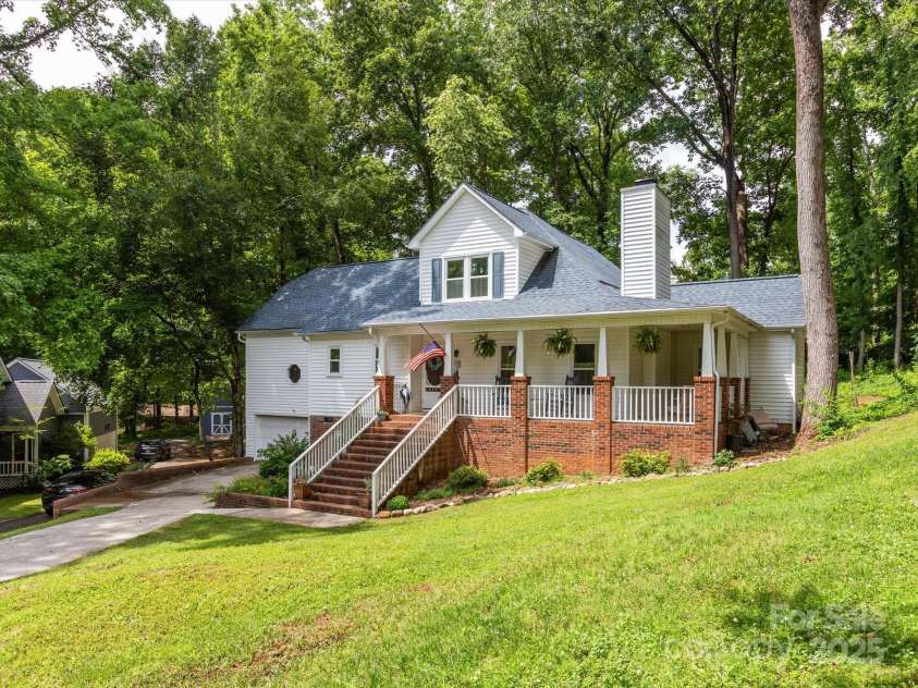 6934 Loretta Place, Charlotte, NC 28215.  MLS# CAR4270665, YatesRealty ID 21089. 