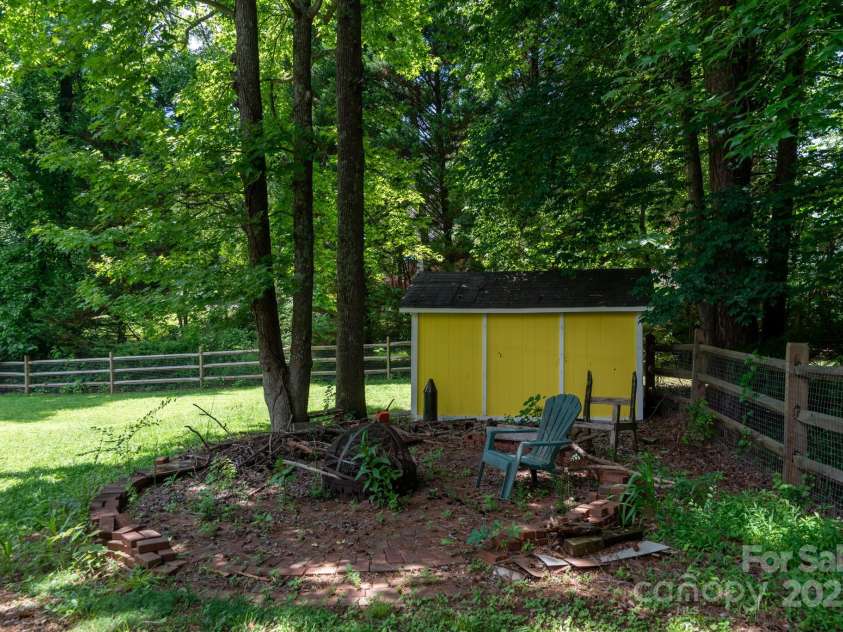 2825 Edwin Jones Drive, Charlotte, NC 28269.  MLS# CAR4273084, YatesRealty ID 21091. 