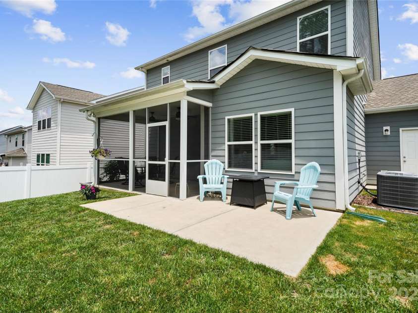 5069 Thomasville Drive, Belmont, NC 28012.  MLS# CAR4270837, YatesRealty ID 21093. Fenced back yard with screened in bak porch