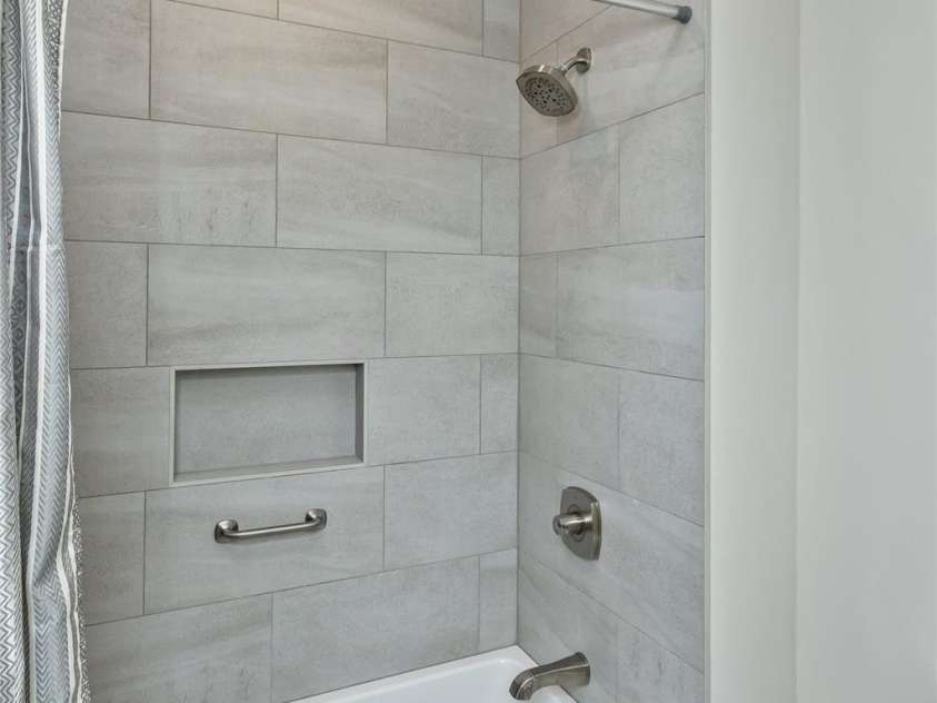 96 Copper Valley Lane, Hendersonville, NC 28739.  MLS# CAR4376477, YatesRealty ID 21094. Deep Tub