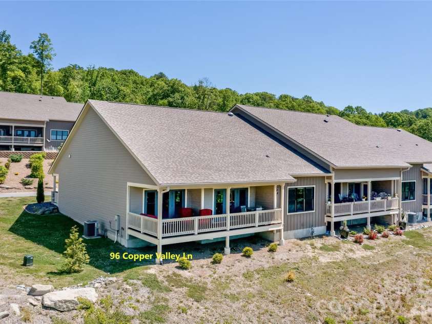 96 Copper Valley Lane, Hendersonville, NC 28739.  MLS# CAR4376477, YatesRealty ID 21094. Large Viewing Deck